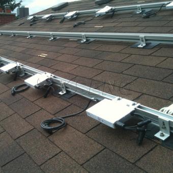 沥青瓦屋顶上的太阳能电池板