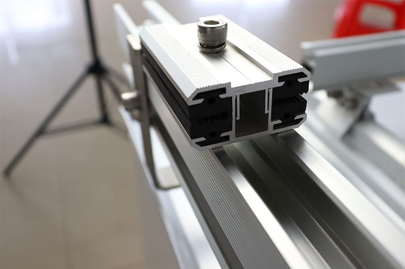 O que é a braçadeira de película fina usada para painéis fotovoltaicos de suporte?