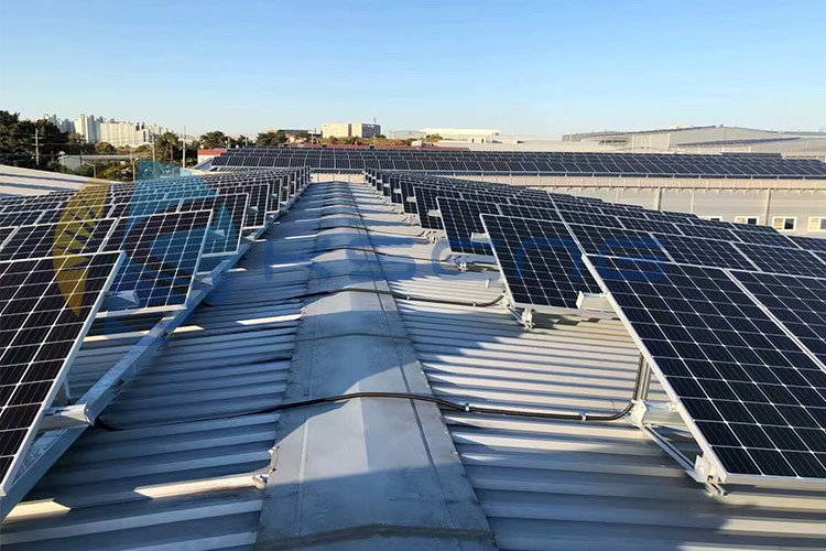 Como Escolher UM Sistema de Montagem Solar Adequado Para O Sou Telhado De Metal